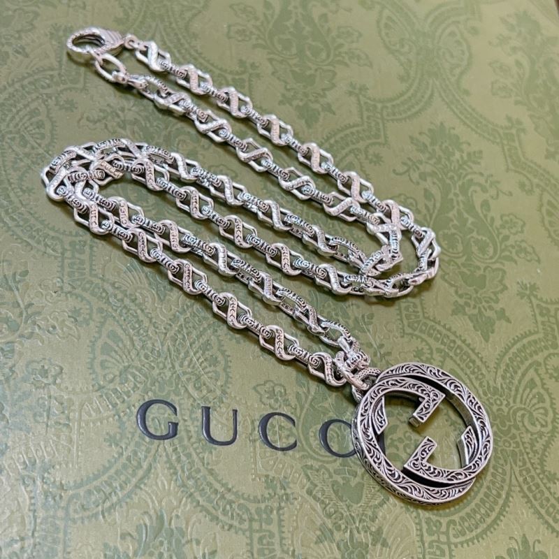 G*u*i necklaces